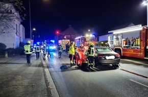 Freiwillige Feuerwehr Sankt Augustin: FW Sankt Augustin: Verkehrsunfall: PKW fährt auf RTW auf