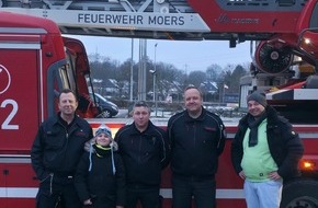 Feuerwehr Moers: FW Moers: Vorbildliches Handeln: Feuerwehr Moers empf&auml;ngt 10-j&auml;hrigen Ersthelfer