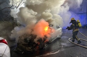 Feuerwehr Moers: FW Moers: PKW brennt in Moers-Vinn, ein weiterer wurde stark beschädigt