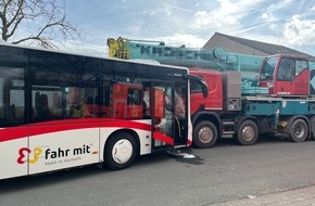 Kreispolizeibehörde Höxter: POL-HX: Schulbus rollt gegen parkenden Kranwagen