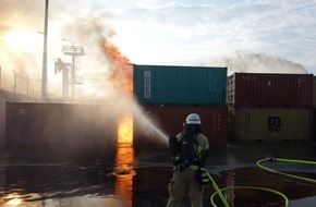Feuerwehr Bremerhaven: FW Bremerhaven: Materialcontainer brennt