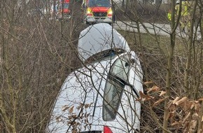 Kreispolizeibeh&ouml;rde H&ouml;xter: POL-HX: Ford landet im Stra&szlig;engraben