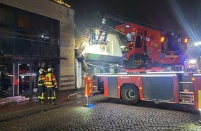 Kreisfeuerwehr Rotenburg (Wümme): FW-ROW: Brennende Dachteile in der Fußgängerzone