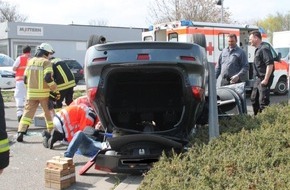 Polizeidirektion Neustadt/Weinstraße: POL-PDNW: PI Grünstadt - Unfall mit Personenschaden - Feuerwehr rettet eingeklemmte Frau