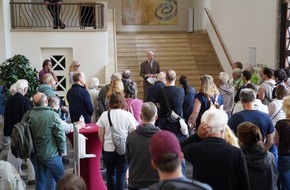 Polizeidirektion Oldenburg: POL-OLD: Tag des offenen Denkmals lockt viele Menschen in den Alten Landtag und ins ehemalige Staatsministerium +++ Rund 600 Besucherinnen und Besucher +++ Horst Milde zurück an seinem alten Schreibtisch +++