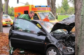 Polizeiinspektion Hameln-Pyrmont/Holzminden: POL-HOL: Auto prallt gegen Baum - drei Verletzte /  Fahrer verliert beim Abbiegen die Kontrolle über sein Auto