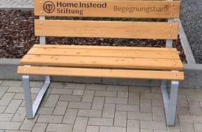 Home Instead GmbH & Co. KG: Begegnungsbank der Home Instead Stiftung am St.-Marien-Hospital aufgestellt / Segnung findet am 21. Juli um 9 Uhr statt