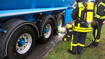 Feuerwehr Gelsenkirchen: FW-GE: LKW-Bremse in Brand geraten auf der Kurt-Schumacher-Straße