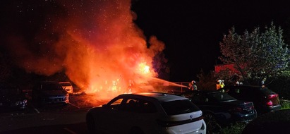 Feuerwehr Dresden: FW Dresden: Brand mehrerer Fahrzeuge auf Parkplatz