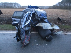 POL-STD: Auto bei Unfall in zwei Teile gerissen - 22-jähriger Autofahrer durch großes Glück nur leicht verletzt