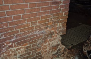 Feuerwehr D&uuml;ren: FW D&uuml;ren: Verkehrsunfall auf der Euskirchener Stra&szlig;e - Vier Verletzte, Hauswand besch&auml;digt