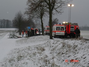 POL-WL: Schwerer Verkehrsunfall, 37-jährige Fahrerin schwer verletzt, drei Kleinkinder kommen mit dem Schreck davon