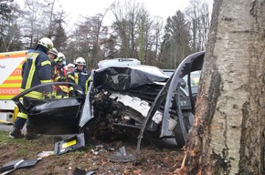 POL-STD: Zwei Verletzte bei Unfall zwischen Kakerbeck und Wohlerst