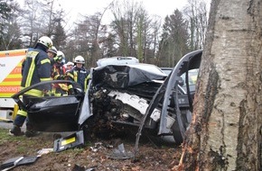 Polizeiinspektion Stade: POL-STD: Zwei Verletzte bei Unfall zwischen Kakerbeck und Wohlerst