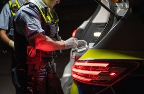 Polizei Mettmann: POL-ME: Unter Drogen und ohne Führerschein Unfall mit nicht zugelassenem Fahrzeug verursacht - Erkrath - 2112119
