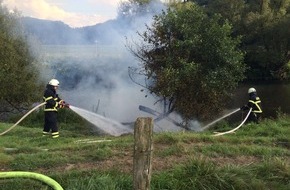 Feuerwehr Plettenberg: FW-PL: OT-Ohle. Brand am Ufer des Lennegewässers konnte schnell unter Kontrolle gebracht werden