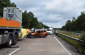 Polizeiinspektion Delmenhorst / Oldenburg - Land / Wesermarsch: POL-DEL: Autobahnpolizei Ahlhorn: Pkw fährt auf der Autobahn 29 auf einen Sicherungsanhänger vor einer Arbeitsstelle auf (Gem. Großenkneten) +++ Fahrer leicht verletzt +++ Hoher ...