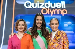 ARD Das Erste: Schauspiel-Freundinnen gegen den Olymp: Nina Gummich und Caro Cult bei Esther Sedlaczek | "Quizduell-Olymp" am Freitag, 5. Mai, 18:50 Uhr im Ersten