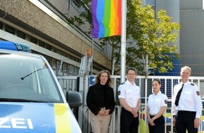 Polizeiinspektion Celle: POL-CE: Regenbogenflagge am IDAHOBIT* 2025 vor Polizeiinspektion Celle gehisst