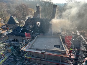 FW-Velbert: Brand im Herrenhaus des Schloss Hardenberg