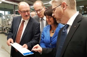 TÖNNJES INTERNATIONAL GROUP: "Deutschland geht es gut, wenn die Menschen Arbeit haben" - Parlamentarischer Staatssekretär zu Besuch bei Tönnjes E.A.S.T. in Delmenhorst