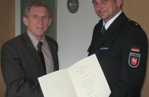 Polizeidirektion Göttingen: POL-GOE: (478/2011) Polizeipräsident Kruse verleiht "Afghanistan-Spange" an Göttinger Polizeibeamten - Bild in der Pressemappe