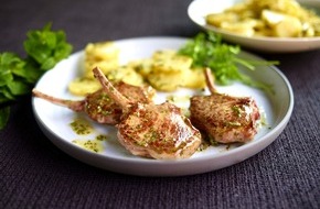 Lamm. Das musst du probieren: Passend zur Grillsaison: BBQ-Rezept mit Lammfleisch: Gegrillte Lammkoteletts mit Kräutern und Kartoffelsalat
