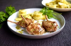 Lamm. Das musst du probieren: Passend zur Grillsaison: BBQ-Rezept mit Lammfleisch: Gegrillte Lammkoteletts mit Kräutern und Kartoffelsalat