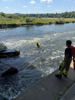 FW-EN: Einsatzmarathon am Sonntag: Hattinger Feuerwehr rettet Frau aus der Ruhr und verhindert Wohnungsbrand.