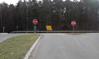 Polizeidirektion Kaiserslautern: POL-PDKL: Unfallschwerpunkt - Stopp-Schild wird missachtet - Die Räder müssen stehen!