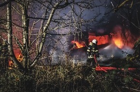 Feuerwehr Rostock: Feuerwehr Rostock: Ausgedehnter Brand in Kleingartenanlage