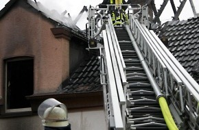 Feuerwehr Essen: FW-E: Dachstuhlbrand in Essen-Katernberg, Vater bringt Frau und fünf Kinder in Sicherheit