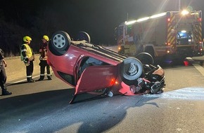 Feuerwehr Bergheim: FW Bergheim: Verkehrsunfall auf der Autobahn 61 bei Bergheim Eine Person durch Feuerwehr aus PKW befreit