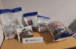 Bundespolizeiinspektion Bad Bentheim: BPOL-BadBentheim: Herrenlose Einkaufstaschen mit Marihuana im Bahnhof gefunden