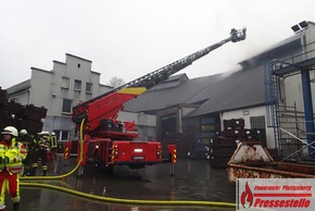 FW-PL: OT-Himmelmert. Dachstuhlbrand in einem Industriebetrieb sorgt für Großeinsatz der Plettenberger Feuerwehr.