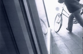 Polizei Düsseldorf: POL-D: Banküberfälle in Oberbilk und Vennhausen - Polizei fahndet mit Bildern aus den Überwachungskameras - 1500 Euro Belohnung Ihre Berichterstattung von Samstag, 7. April - Bilderserie hängt an