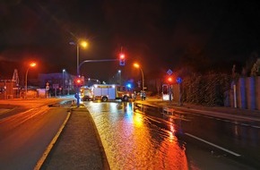 Freiwillige Feuerwehr Werne: FW-WRN: TH_1 - LZ1 - Vermutlich Wasserrohrbruch, massiver Wasseraustritt aus der Straße, ganze Straße unter Wasser, Pol vor Ort