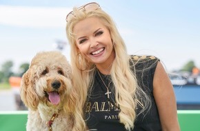 zooplus: Daniela Katzenberger er&ouml;ffnet die erste schwimmende Hundewiese der Welt (FOTO)