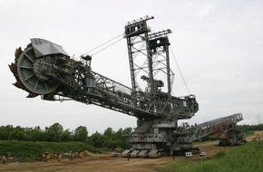 Kabel Eins: Achtung! Schwertransport in Nordrhein-Westfalen / "Ein Koloss auf Achse - Ein Braunkohlebagger zieht um" "K1 Reportage" am 9. September 2004 bei Kabel 1 / Ein Film von Edda Görres