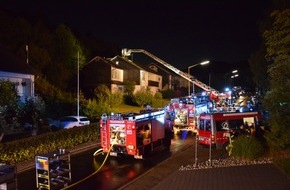 Feuerwehr Lennestadt: FW-OE: Gartenhüttenbrand greift auf Dachstuhl über - Ein Feuerwehrmann leicht verletzt