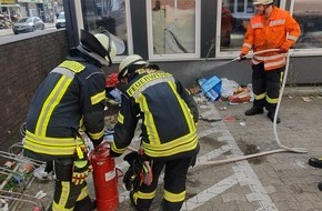 Freiwillige Feuerwehr Celle: FW Celle: Person im Wasser und brennender Unrat