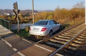 Bundespolizeiinspektion Kassel: BPOL-KS: Bahnschranke umfahren - PKW landet im Schotterbett