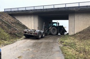 Polizeidirektion Wittlich: POL-PDWIL: Verkehrsunfall-Traktor prallt gegen Brückenbauwerk