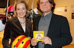 Menschenkinder Verlag: CD Überreichung an Frau Dr. Kristina Schröder in Berlin (BILD)