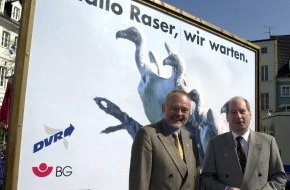 Deutscher Verkehrssicherheitsrat e.V.: "Hallo Raser, wir warten" / Neues Autobahnplakat enthüllt