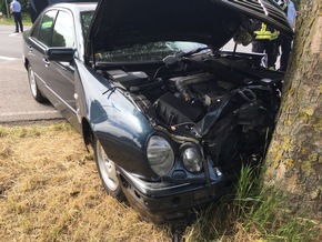 FW-KLE: Verkehrsunfall: Fahrzeuge prallen gegen Baum und Lärmschutzwand / Fahrer werden verletzt