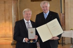 Hanns-Seidel-Stiftung e.V.: Großes Verdienstkreuz mit Stern für Hans Zehetmair / Horst Seehofer überreicht Bundesverdienstkreuz (BILD)