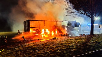 Feuerwehr Haan: FW-HAAN: LKW-Brand auf dem Rastplatz H&ouml;fgen in der Nacht