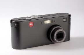 Leica Camera AG: Leica Camera AG plant Versteigerung eines schwarzen Einzelexemplars der LEICA D-LUX im Internet / Versteigerungserlös kommt einer wohltätigen Organisation zugute