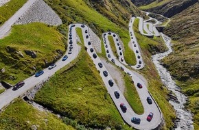 REKORD-INSTITUT für DEUTSCHLAND: Neuer RID-Weltrekord auf den Kehren der Tremola-Passstraße – ID. Community war mit 55 Fahrzeugen erfolgreich bei längstem Elektroauto-Konvoi einer Marke in Serpentinenfahrt
